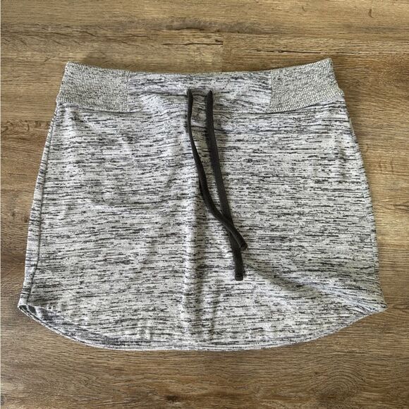Athleta Downplay Grey Knit Skirt Size Small Comfy Stretch - Picture 1 of 3